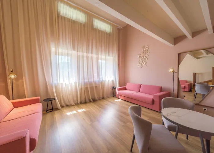 Hotel Les Dependances Du Chateau Chapeau Cornu
