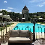 Les Dependances Du Chateau Chapeau Cornu