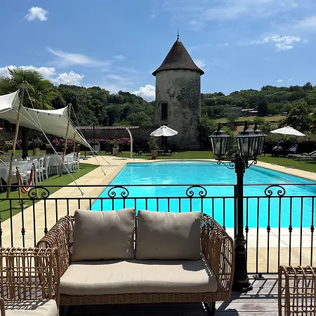Les Dependances Du Chateau Cornu