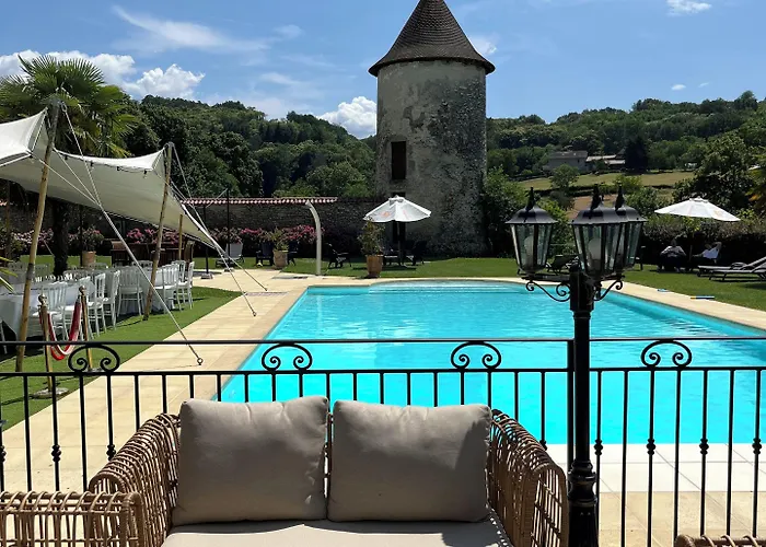 Les Dependances Du Chateau Chapeau Cornu